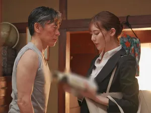 Rượu giúp kẻ hèn nhát trở nên can đảm! Trận chiến nhà vệ sinh công cộng! Nuốt tinh dịch đi! Người dẫn chuyện: Có người đang đi vệ sinh! Thật nồng nhiệt!