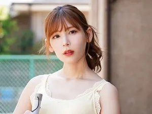 Cô thư ký vui tươi trong bộ đồ da latex gợi cảm giúp sếp thư giãn